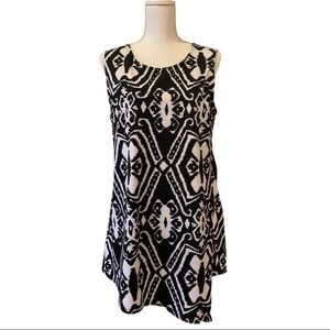 Neiman Marcus sleeveless black/white tunic